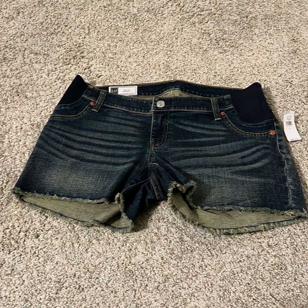 Maternity GAP shorts size 6 NWT